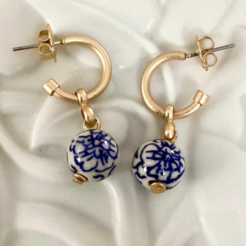 Patricia Nash Brushed Gold Hoop Drop Earrings Blue And White Floral Glass Bead - Picture 6 of 12